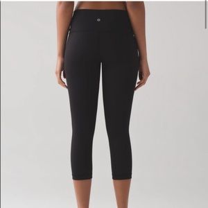 Lulu Lemon Cropped Leggings (Black)